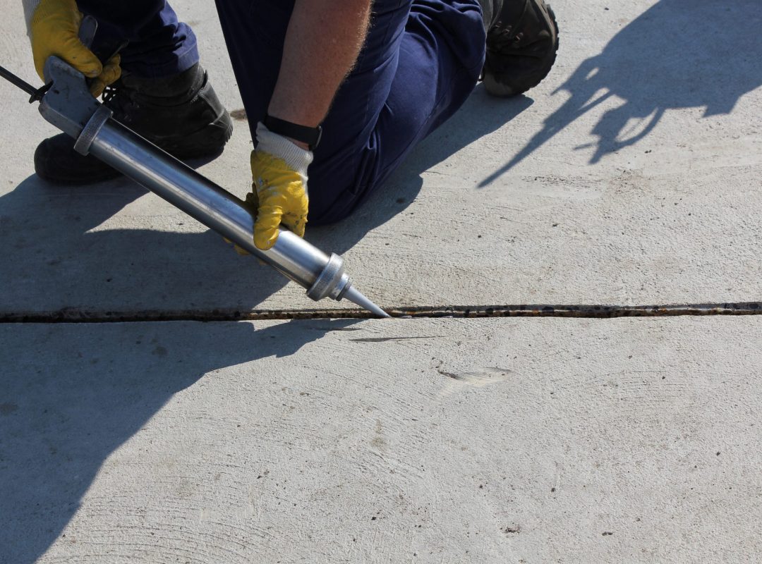 Zuverlässige Abdichtung von Wand- und Bodenfugen an Tankstellen und anderen Anlagen, in denen wassergefährdende Stoffe gelagert oder gehandhabt werden. / Reliable sealing of wall and floor joints at petrol stations and other facilities where substances Zuverlässige Abdichtung von Wand- und Bodenfugen an Tankstellen und anderen Anlagen, in denen wassergefährdende Stoffe gelagert oder gehandhabt werden. / Reliable sealing of wall and floor joints at petrol stations and other facilities where substances